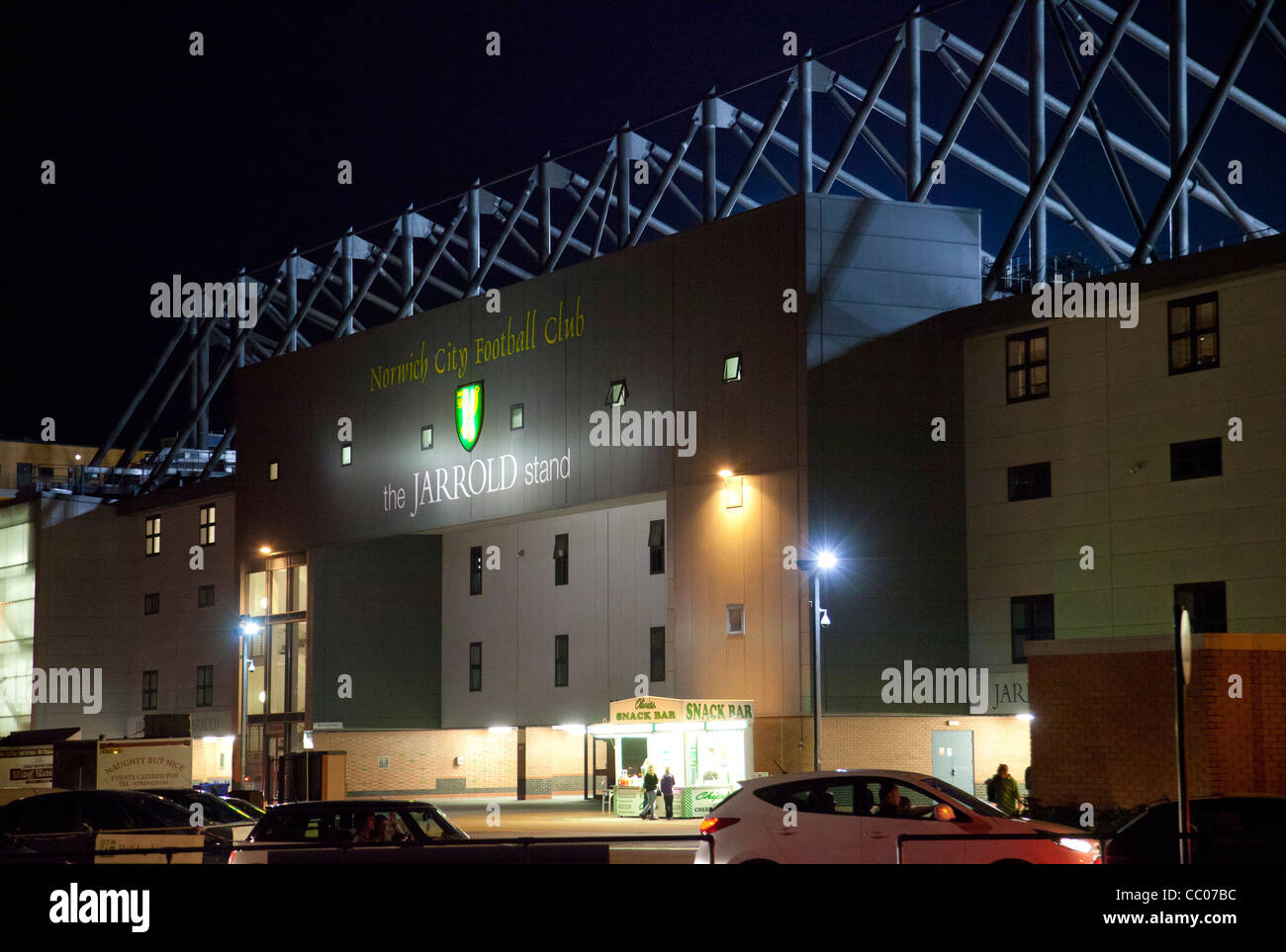 Norwich City Football Club stade lors de nuit Banque D'Images