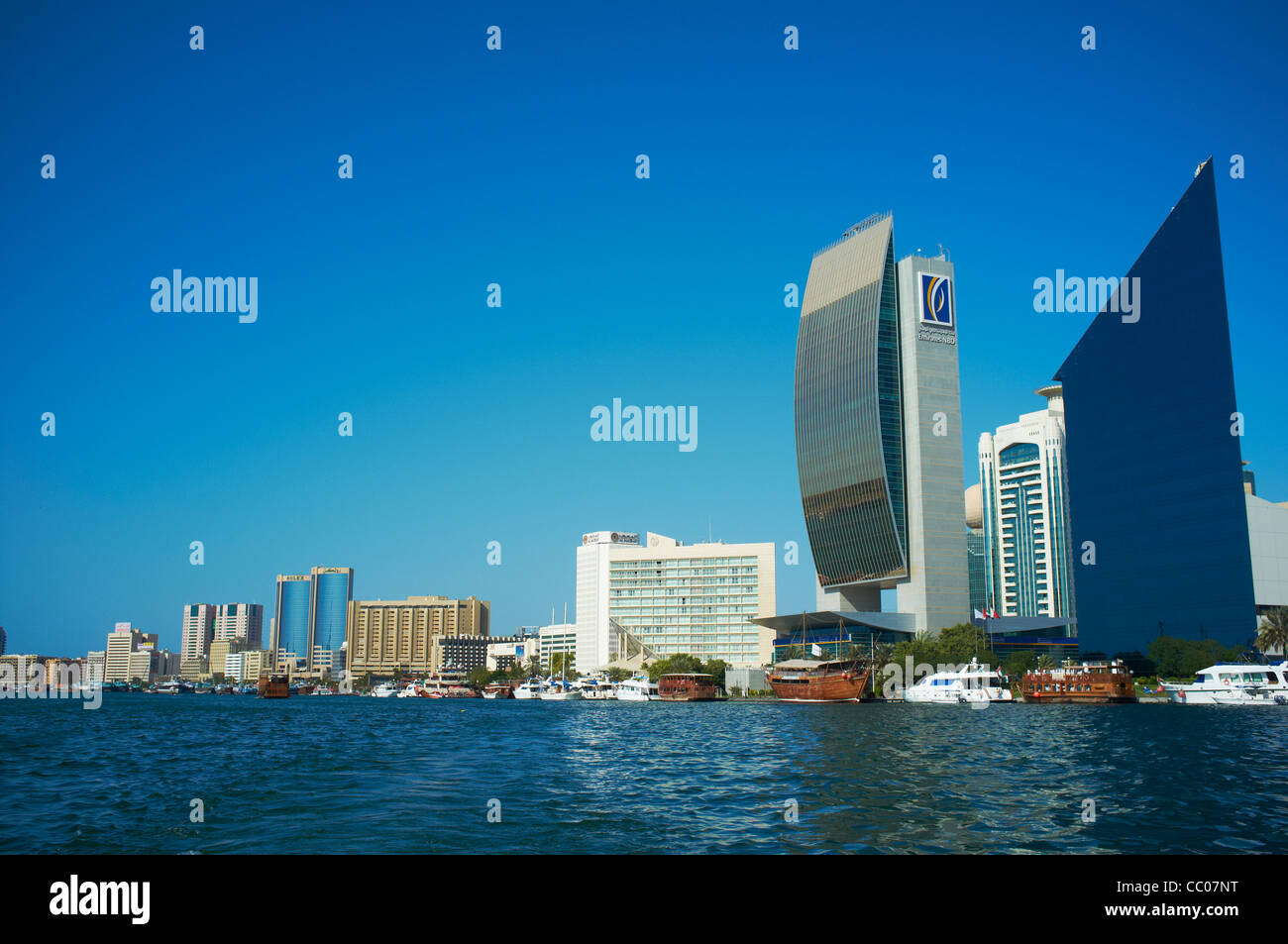 Les bâtiments modernes le long du bord du ruisseau quartier de Deira Dubai UAE Banque D'Images