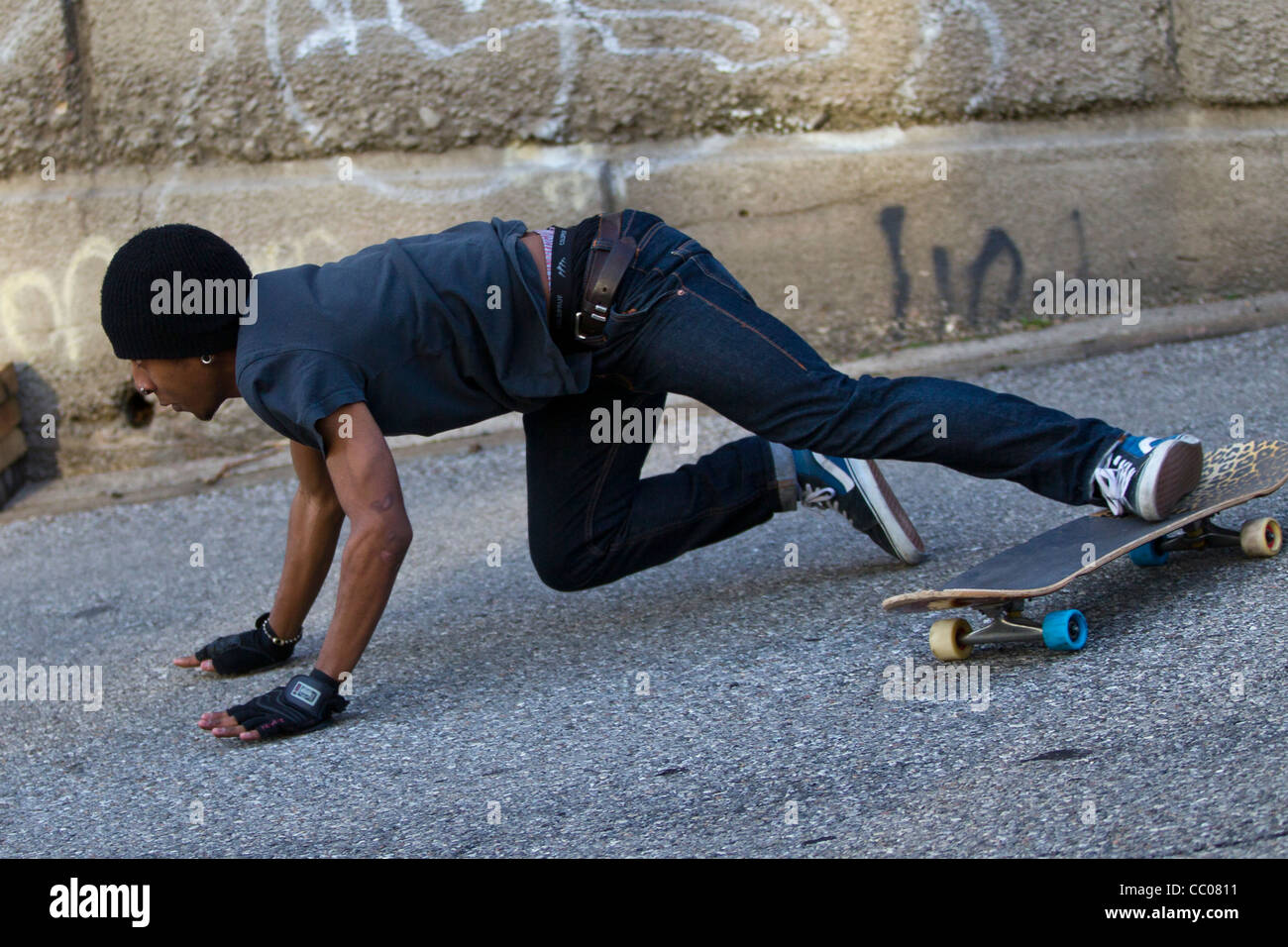 Young male skateboarder on urban street. Banque D'Images