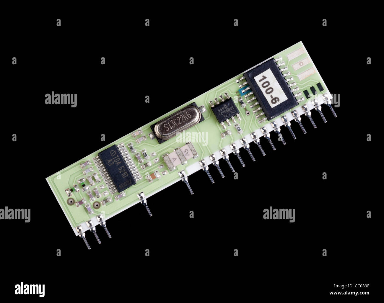 Les composants montés en surface sur un substrat en céramique circuit board Banque D'Images