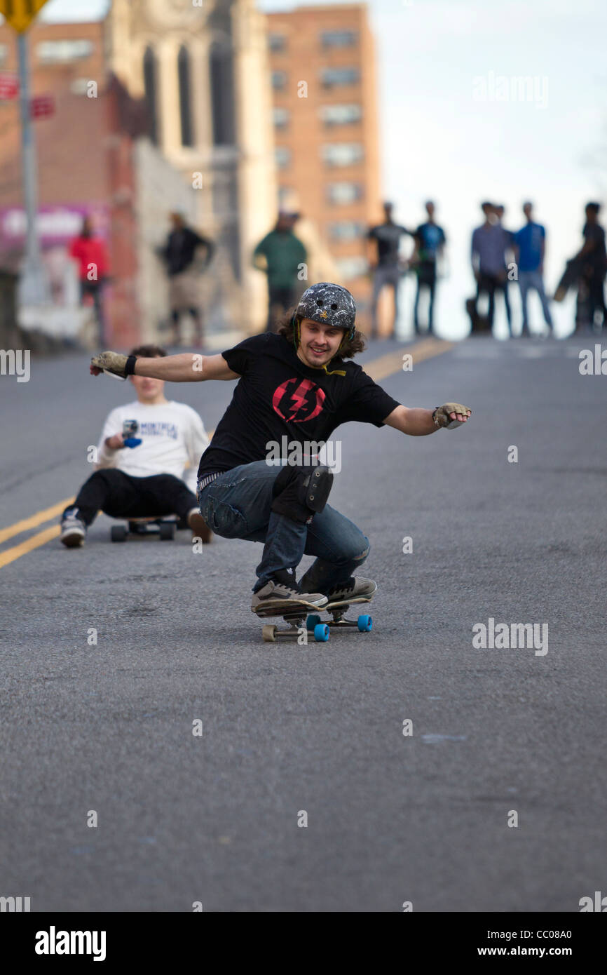 Young male skateboarder on urban street. Banque D'Images