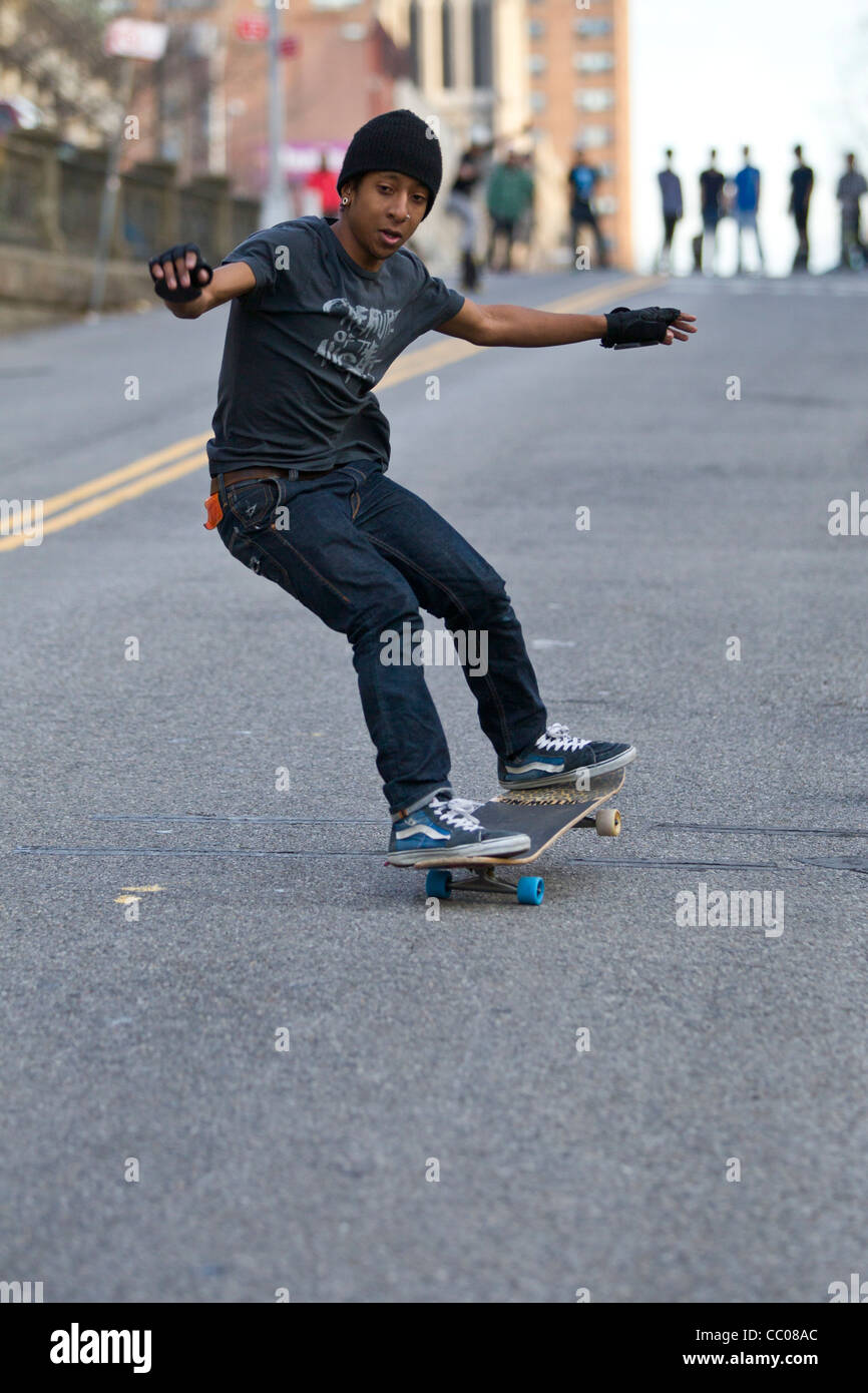 Young male skateboarder on urban street. Banque D'Images