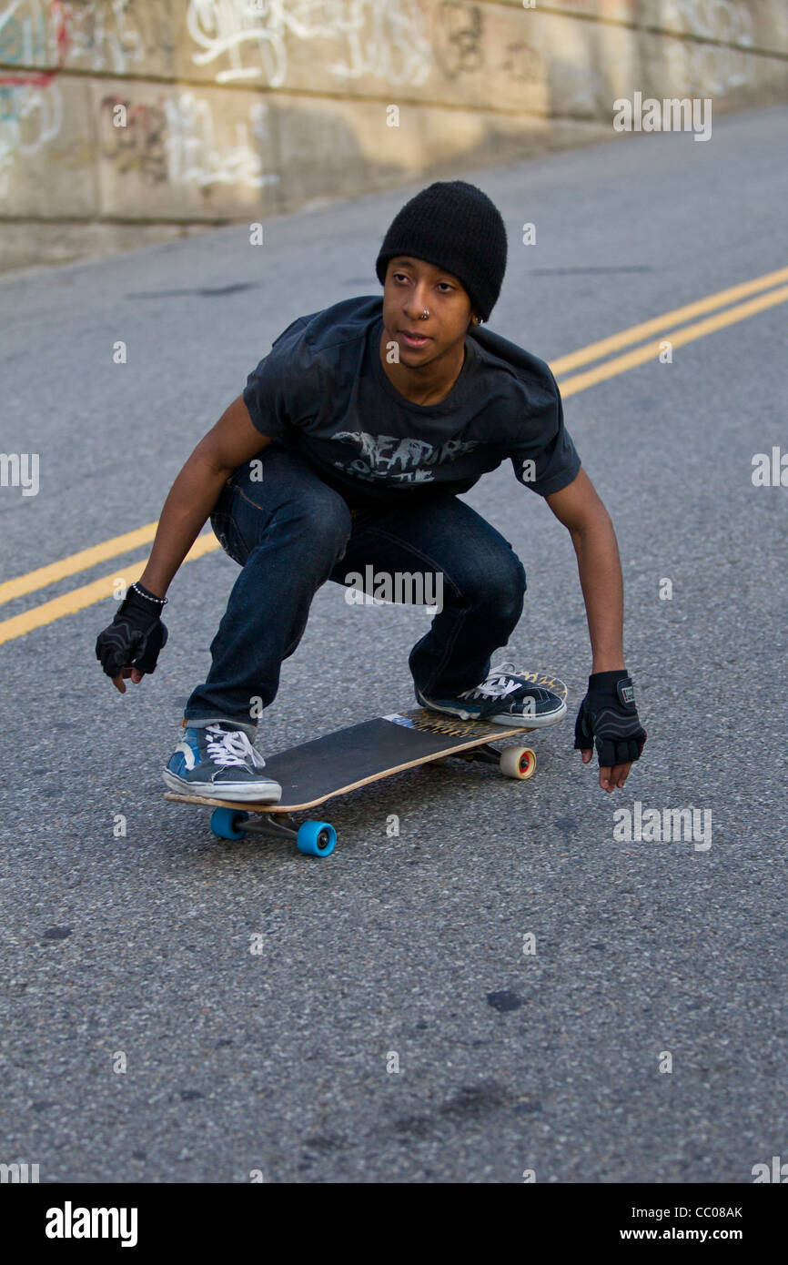 Young male skateboarder on urban street. Banque D'Images