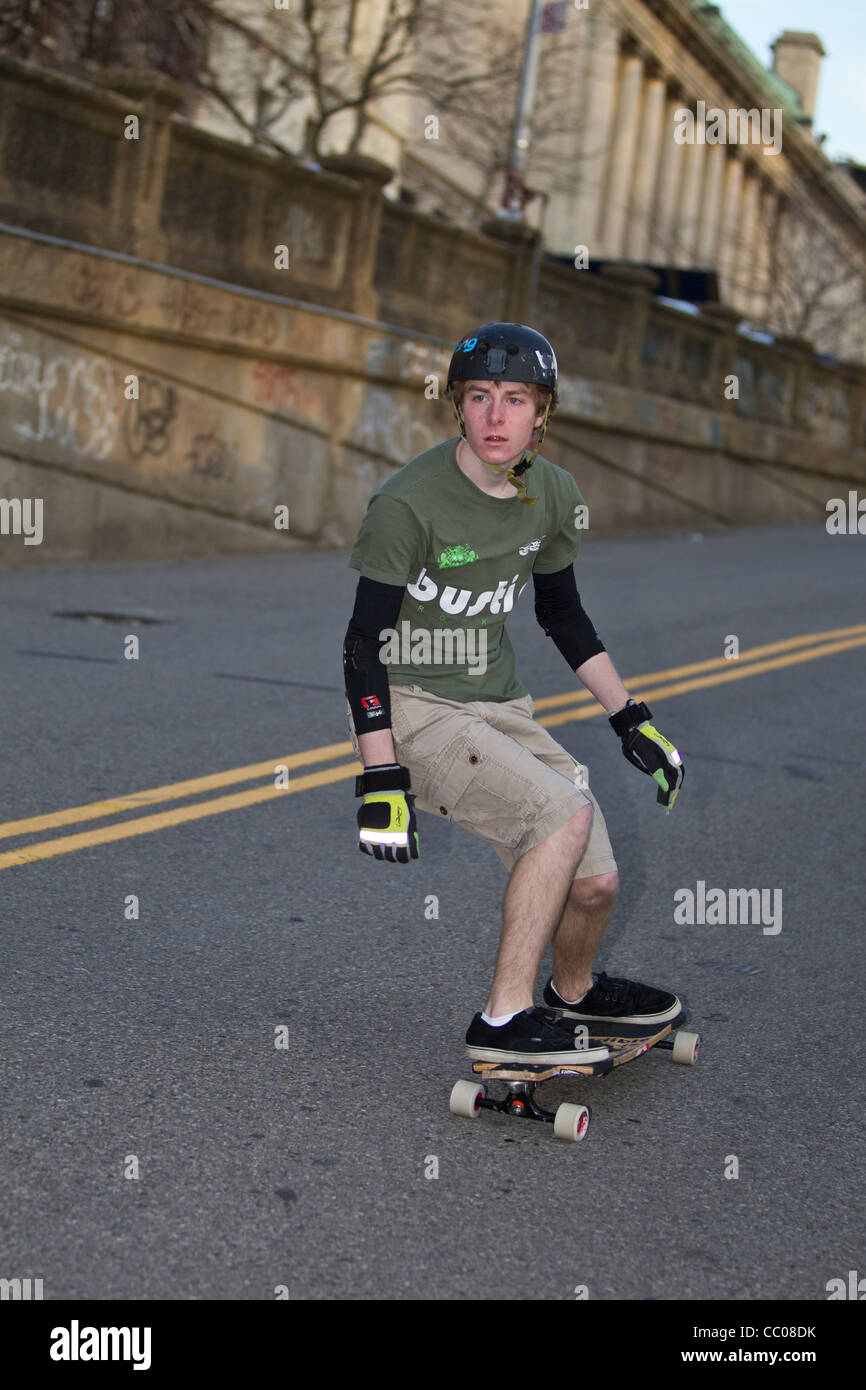 Young male skateboarder on urban street. Banque D'Images