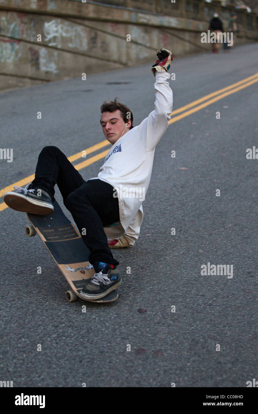 Young male skateboarder on urban street. Banque D'Images