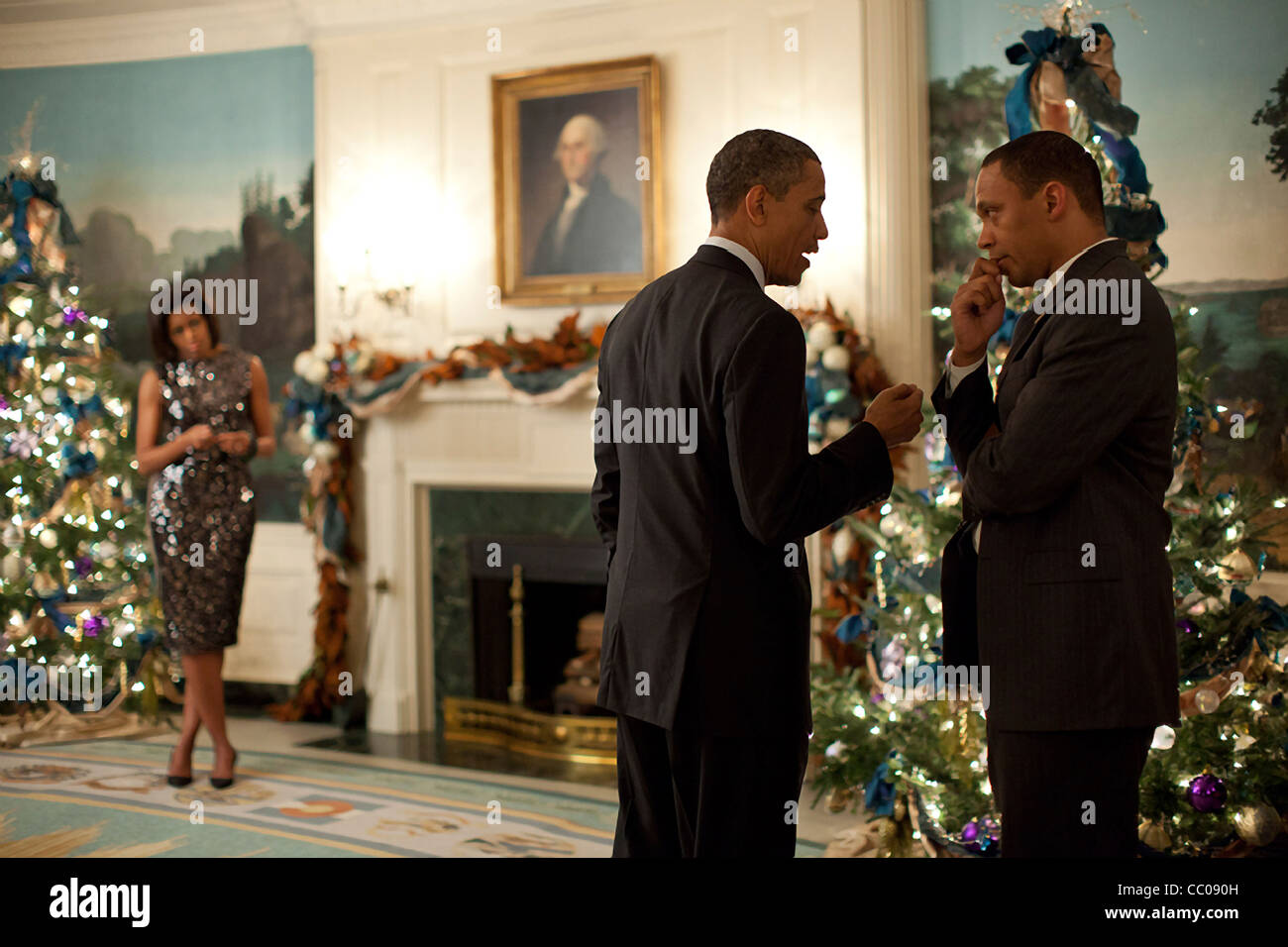 Le président Barack Obama interrompt la maison de vacances de parler avec Rob Nabors, Assistant du Président pour les affaires législatives, sur les derniers développements dans l'extension de la comme la Première Dame attend dans l'arrière-plan le 15 décembre 2011 dans la région de Washington, DC. Banque D'Images