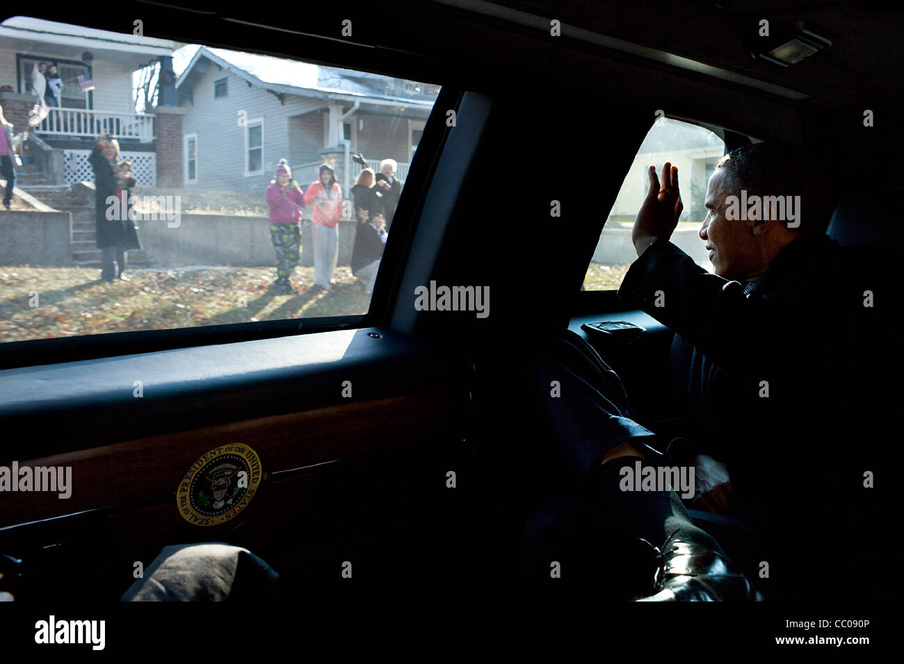 Le président Barack Obama de vagues à l'intérieur de la limousine présidentielle en route pour son discours à Osawatomie High School le 6 décembre 2011 à Osawatomie (Kansas). Banque D'Images