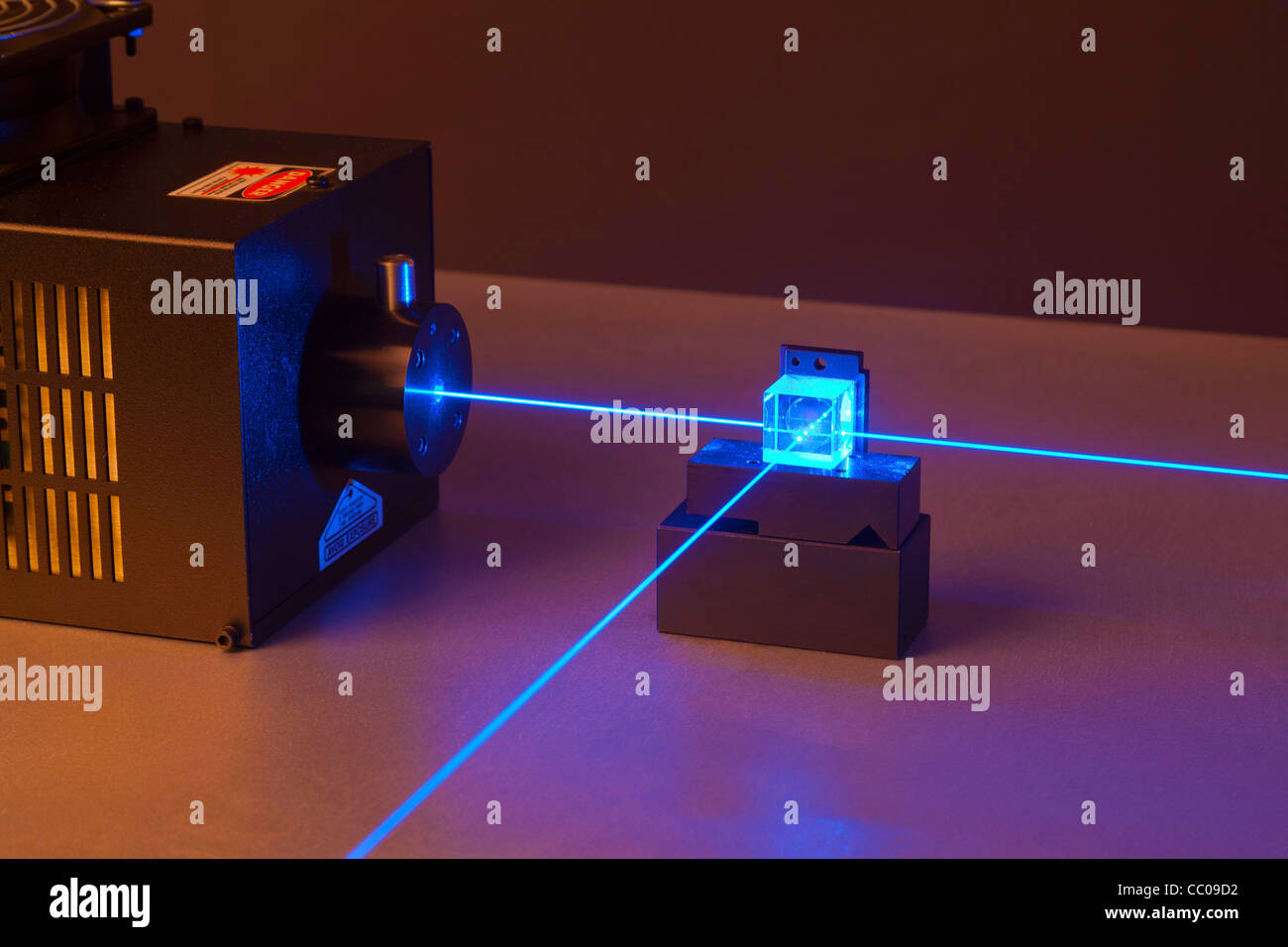 Faisceau laser argon passant au travers d'un séparateur de faisceau Banque D'Images