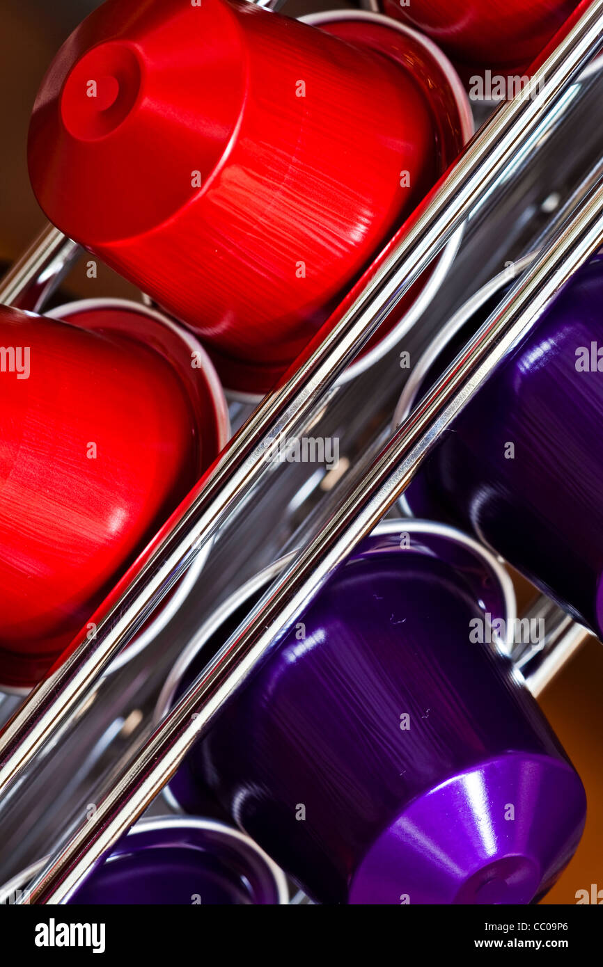 Image abstraite de capsules de café expresso dans un rack de stockage Banque D'Images