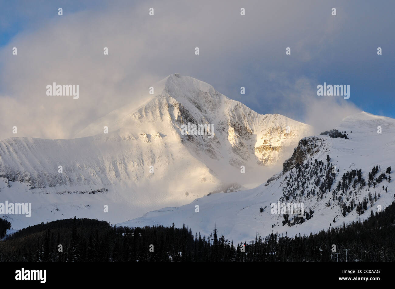 Les Lone Peak dans la lumière du matin. Station de ski de Big Sky, Montana, USA. Banque D'Images