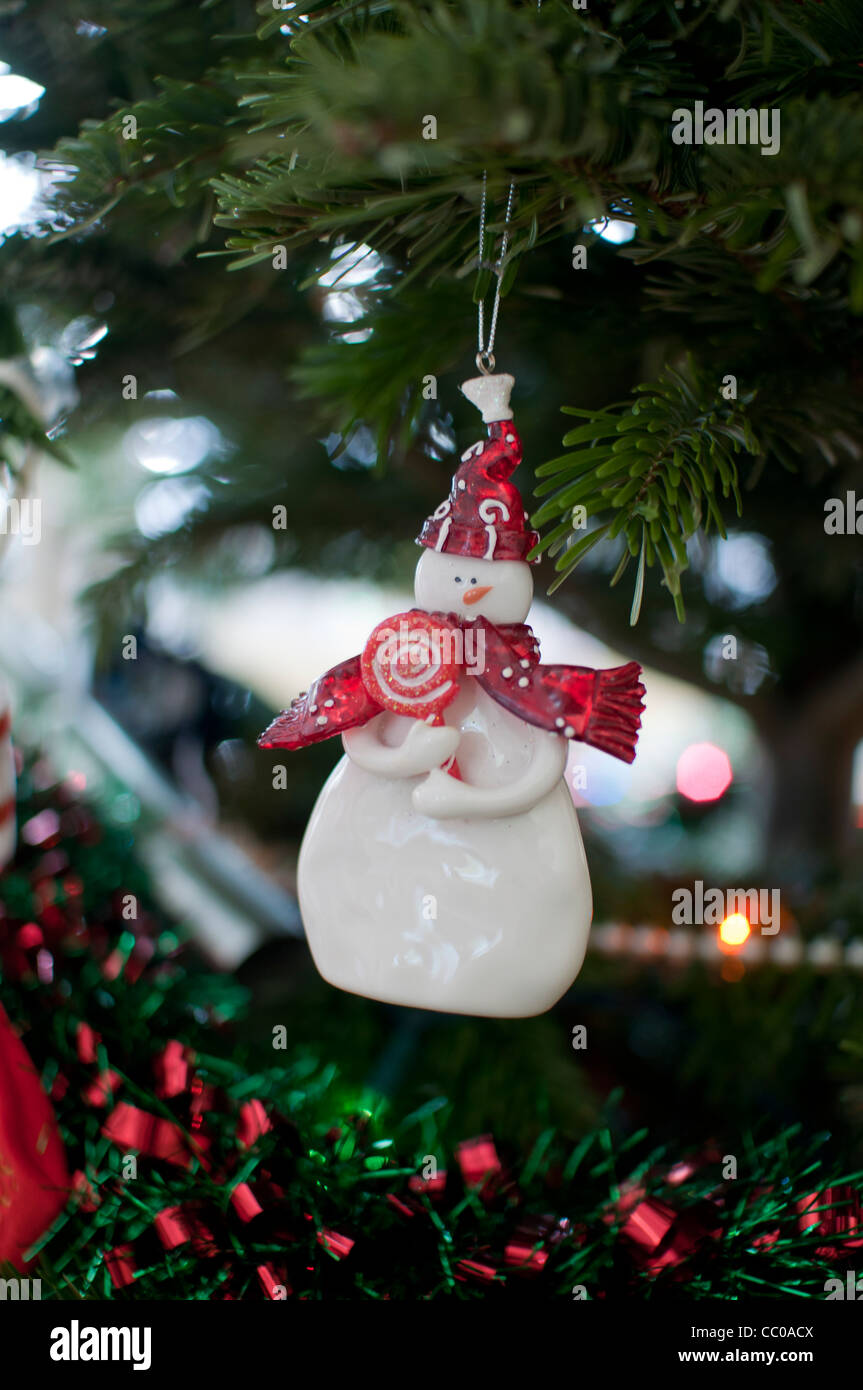 Bonhomme de neige sur un arbre de Noël. Banque D'Images