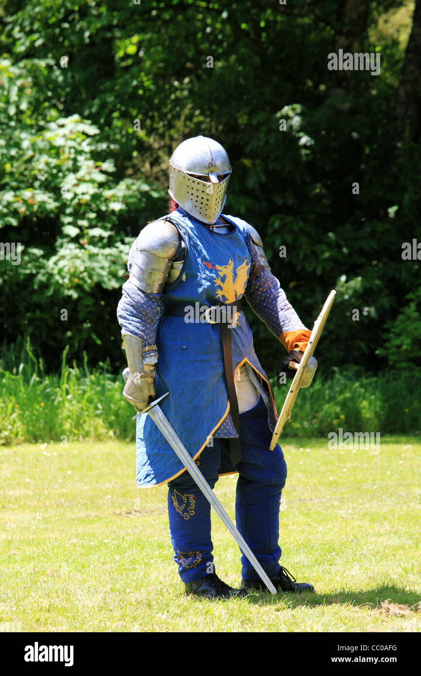 Chevalier prêt à faire la bataille dans cette reconstitution médiévale. Banque D'Images