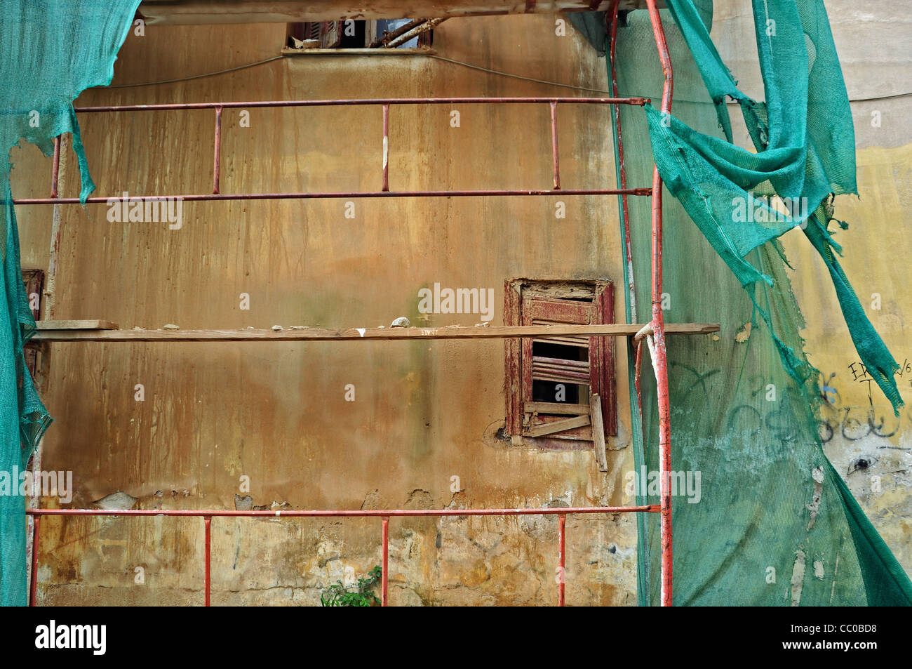 Bâtiment abandonné avec des débris de vitre brisée filet déchiré et grungy wall. Banque D'Images