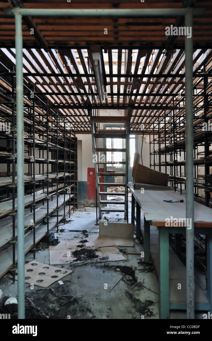 Étagères vides en usine de pressage vinyles abandonnés salle de stockage. Banque D'Images