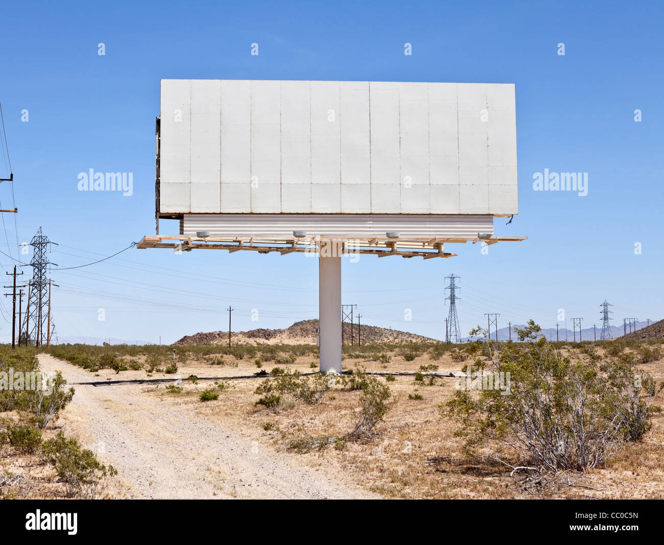 Blank billboard au milieu du désert de Mojave. Banque D'Images