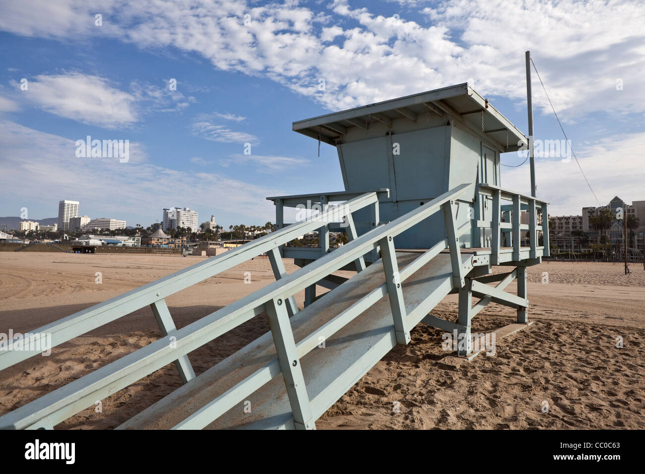 Lifeguard tower à la célèbre plage de Santa Monica en Californie du Sud. Banque D'Images