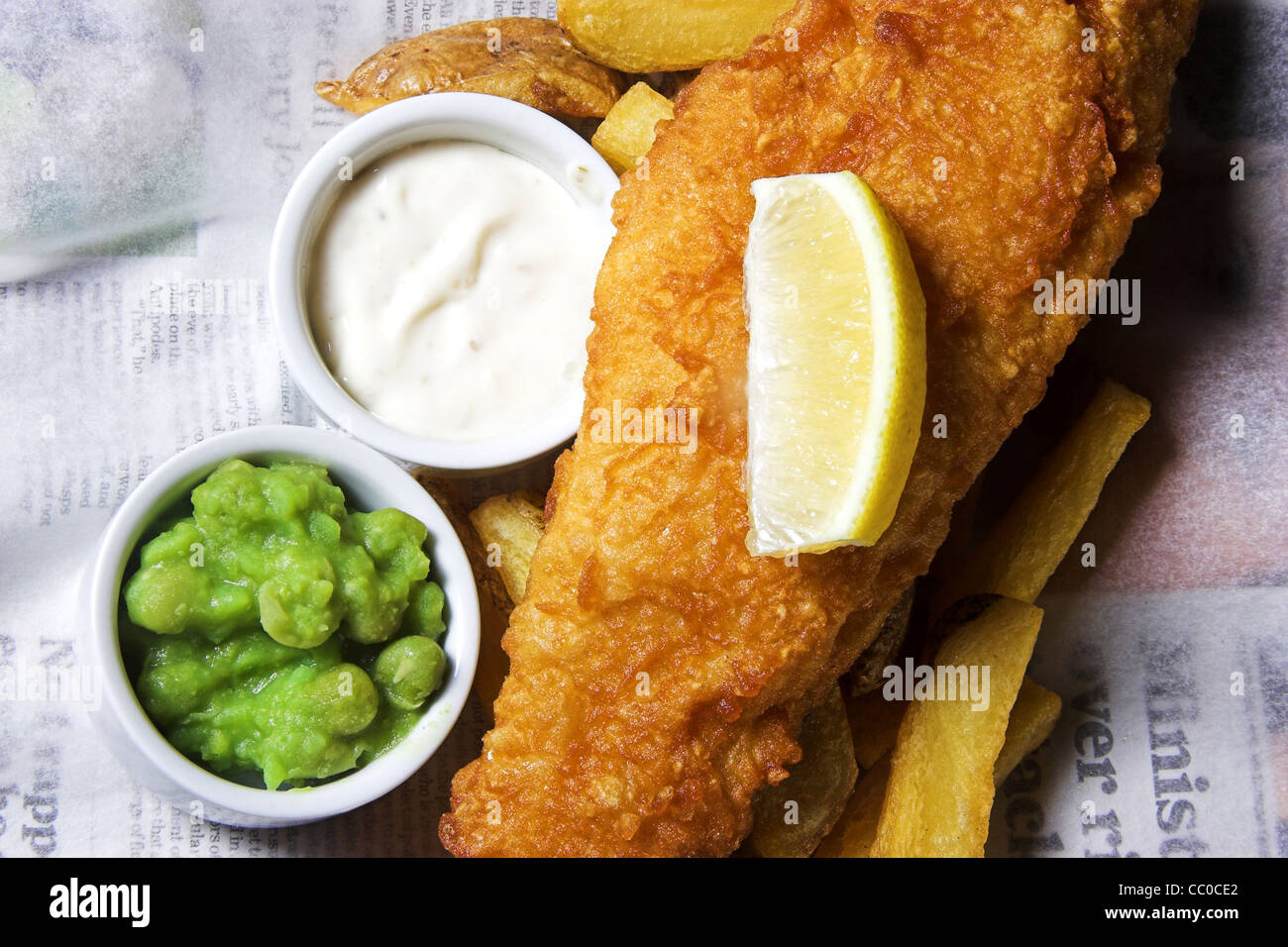Plaquettes de poissons et les pois avec une tranche de citron et sauce tartare trempette Banque D'Images