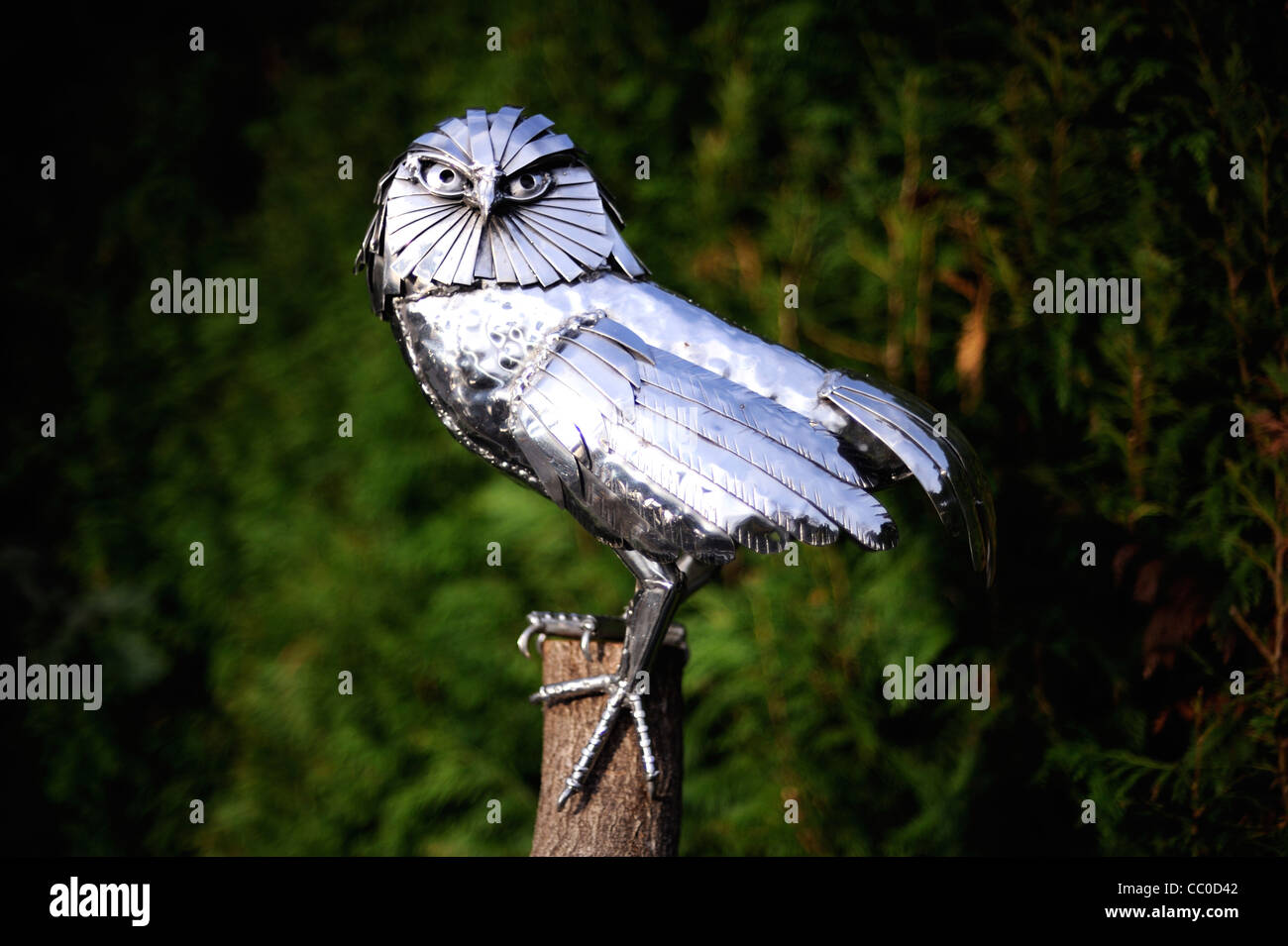 Metal owl art sculpture Banque de photographies et d'images à haute  résolution - Alamy