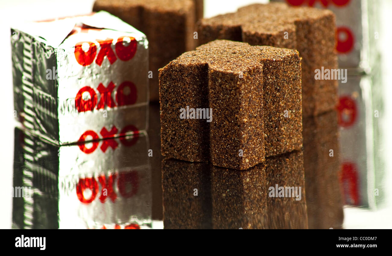 Un groupe d'Oxo cubes sur un plateau d'argent Banque D'Images