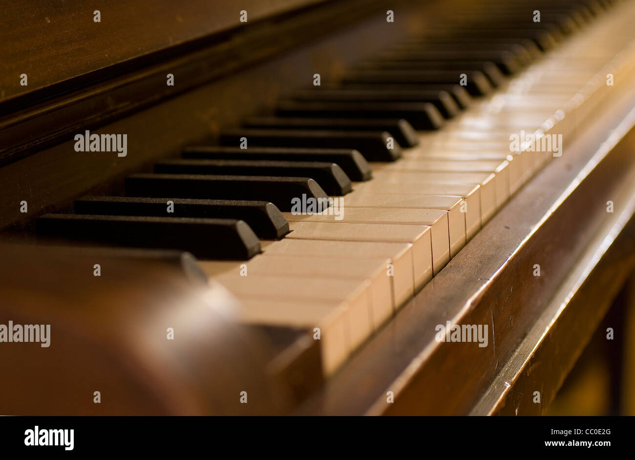 Piano droit avec des clés allant dans la distance Banque D'Images