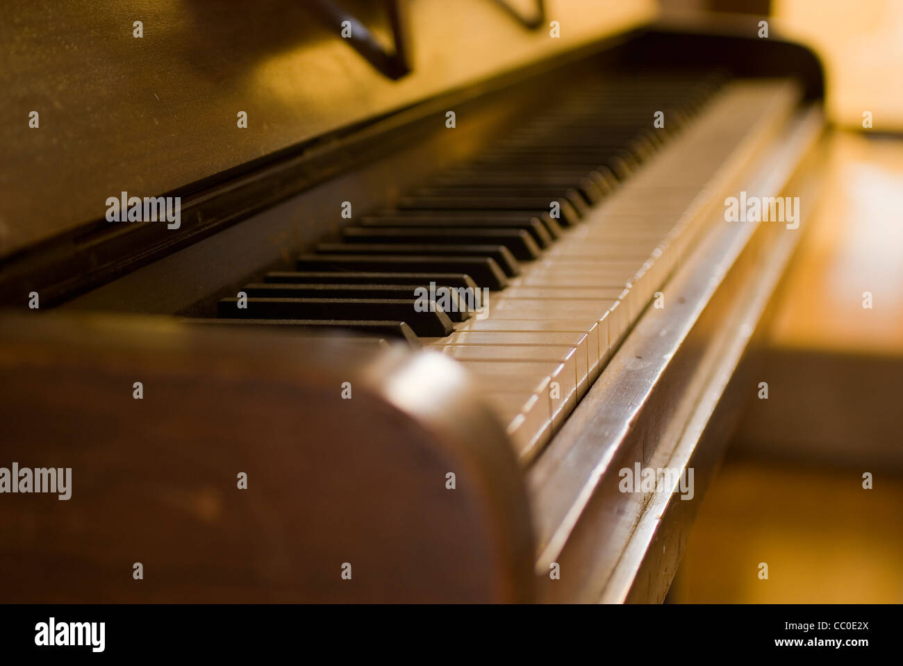 Piano droit avec des clés allant dans la distance Banque D'Images