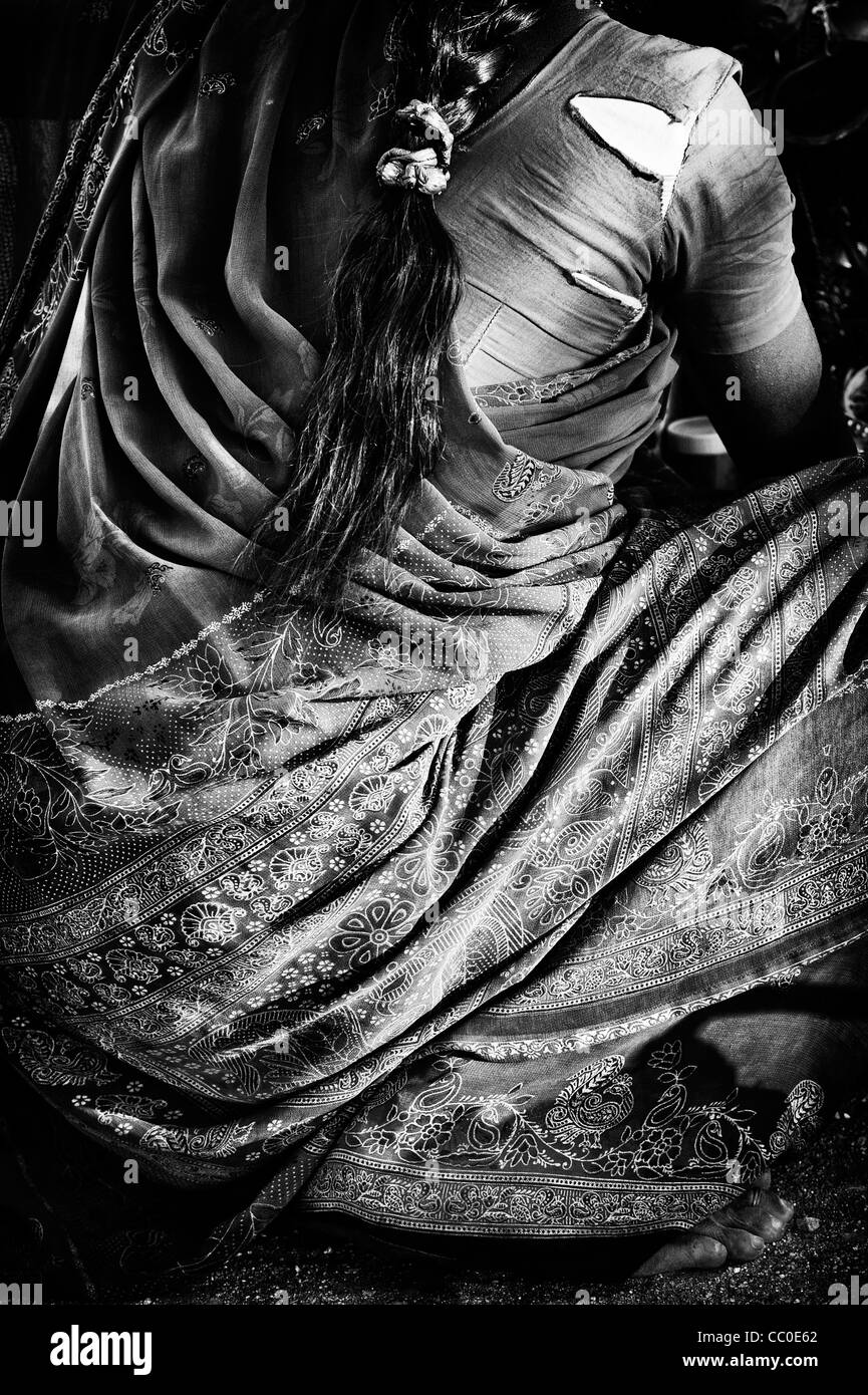 Le noir et blanc femme indienne avec sari de derrière. L'Andhra Pradesh, Inde Banque D'Images