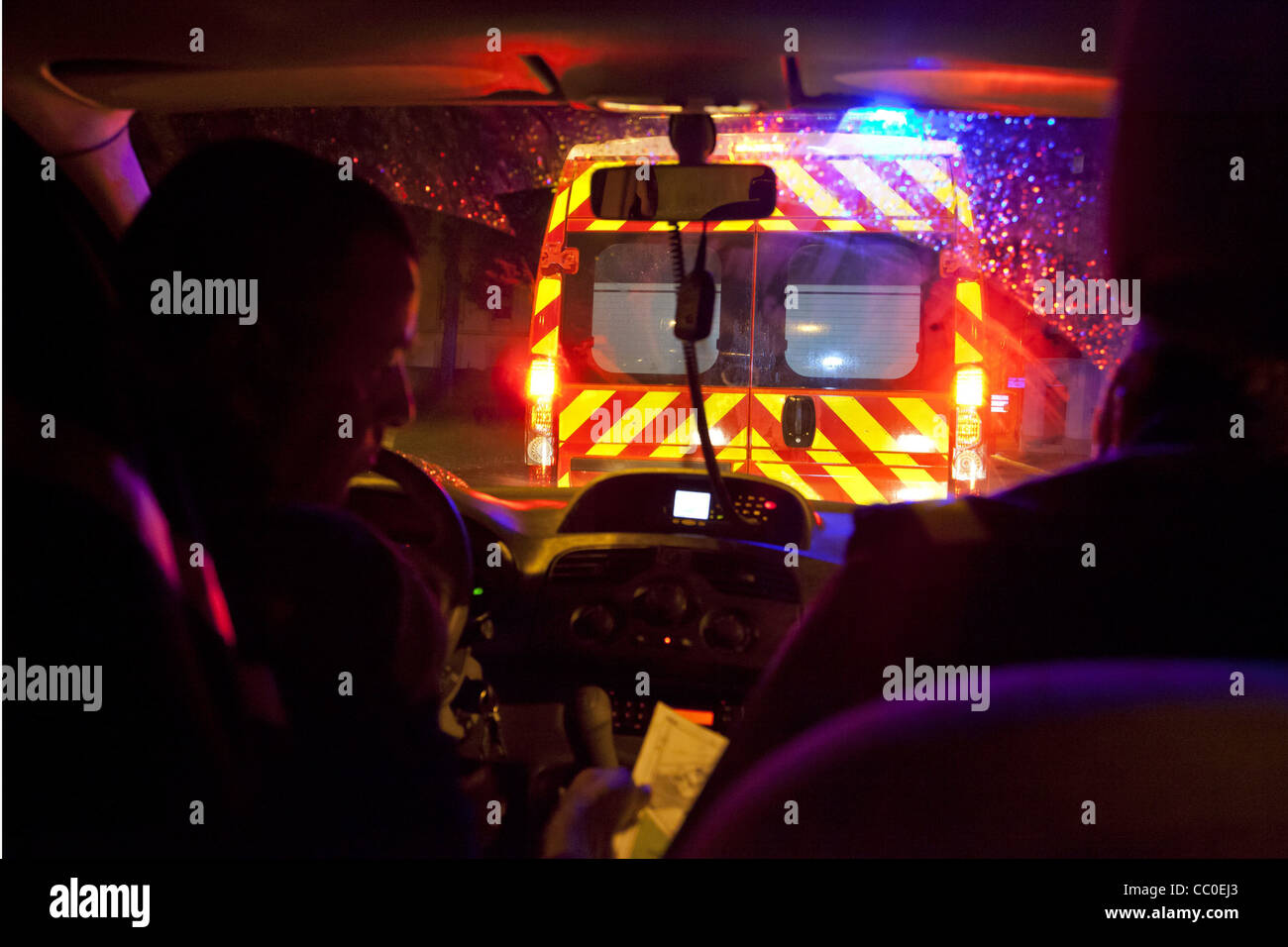 Les pompiers RÉPONDANT À UN APPEL DE NUIT, Mulhouse, HAUT-RHIN (68), FRANCE Banque D'Images