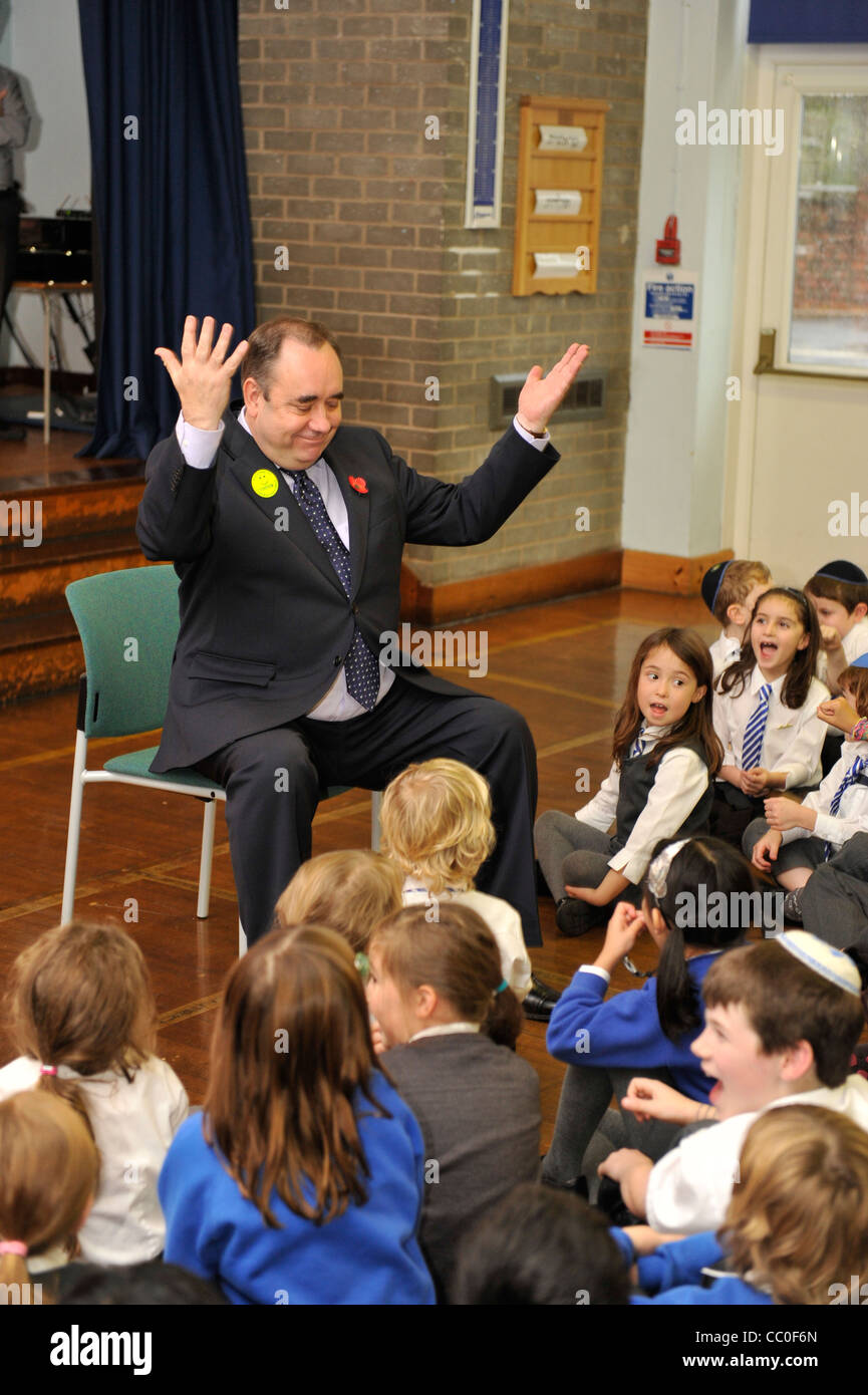 Alex Salmond, élèves de l'école adresses Banque D'Images