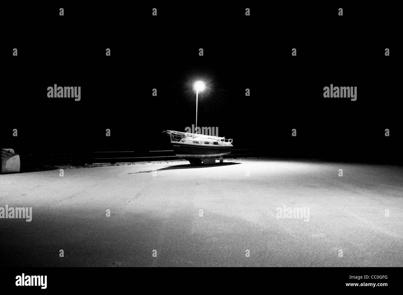 Bateau dans un parking couvert de neige dans la région de North Ballachulish, Ecosse. Banque D'Images