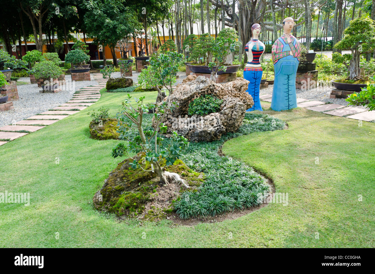 Au jardin Bonzai Exposition Horticole Internationale en Thaïlande avec des statues grandeur nature comme style poupées matriochka russe Banque D'Images