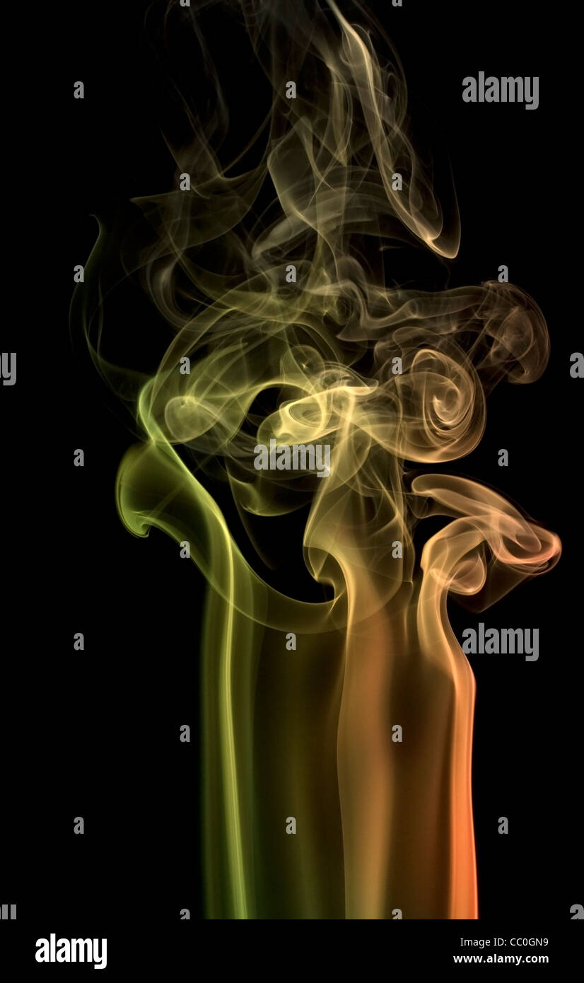 Abstract photo montrant certains fumée multicolore en noir retour Banque D'Images