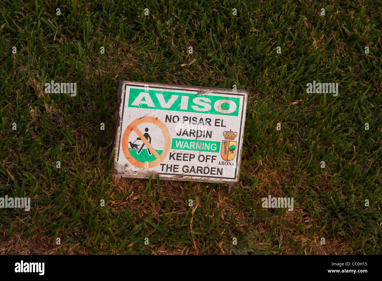 Garder hors le jardin' en anglais et en espagnol Photo Stock - Alamy