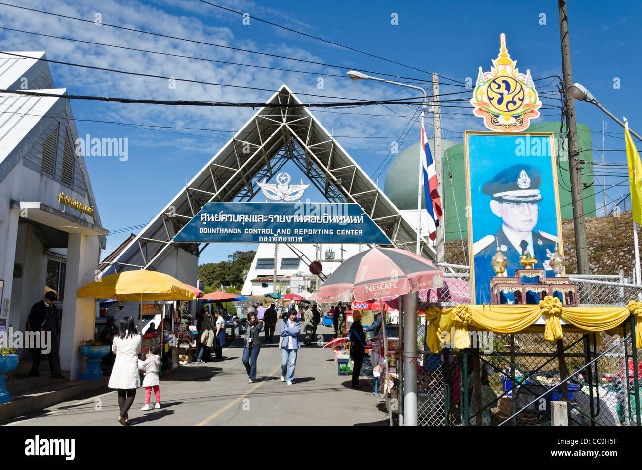 Entrée de Doi Inthanon Control & Reporting Center avec arch et la bannière de la Thai king. Banque D'Images