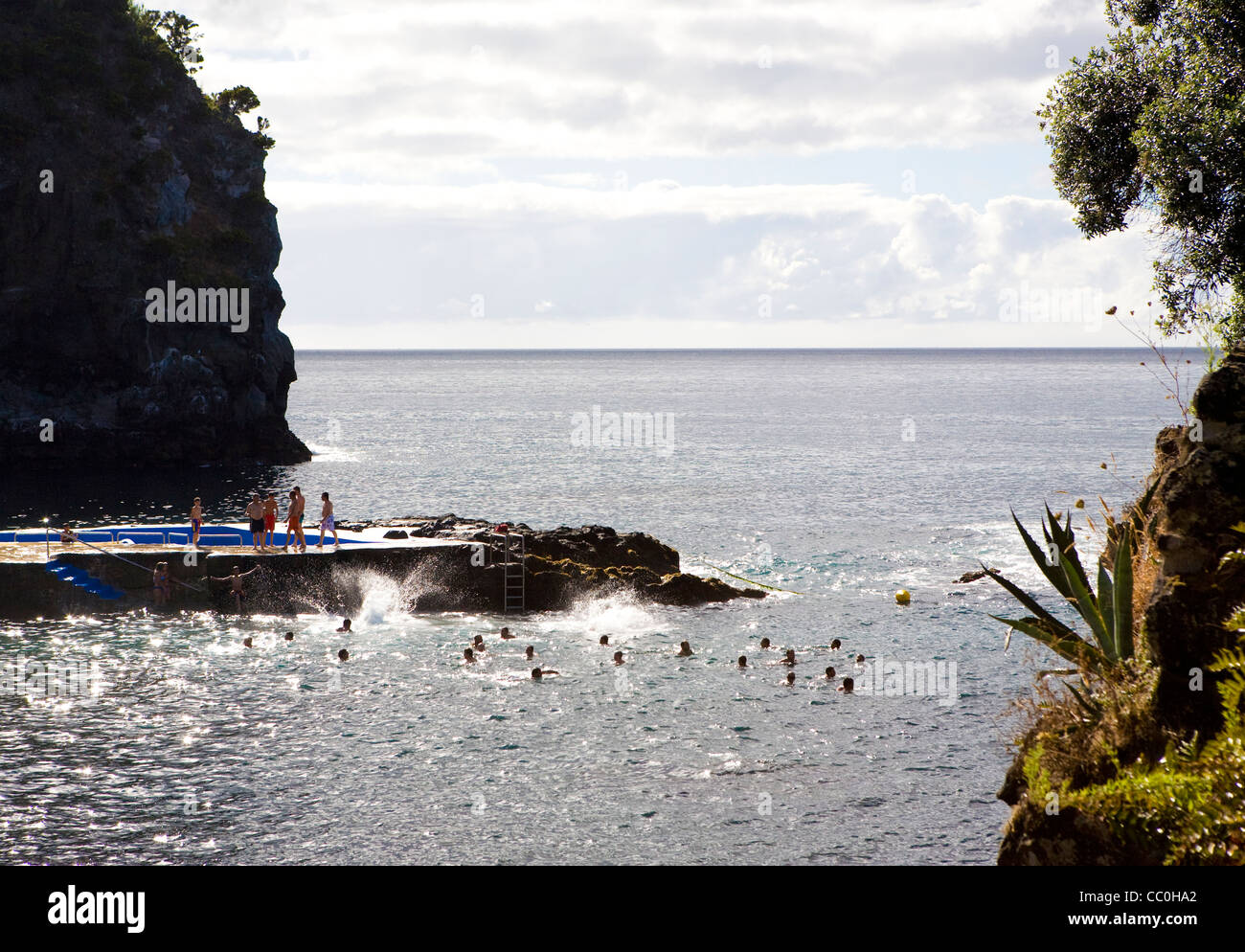 La natation de personnes dans un port naturel dans la région de agua de Pau, l'île de São Miguel, aux Açores. Banque D'Images