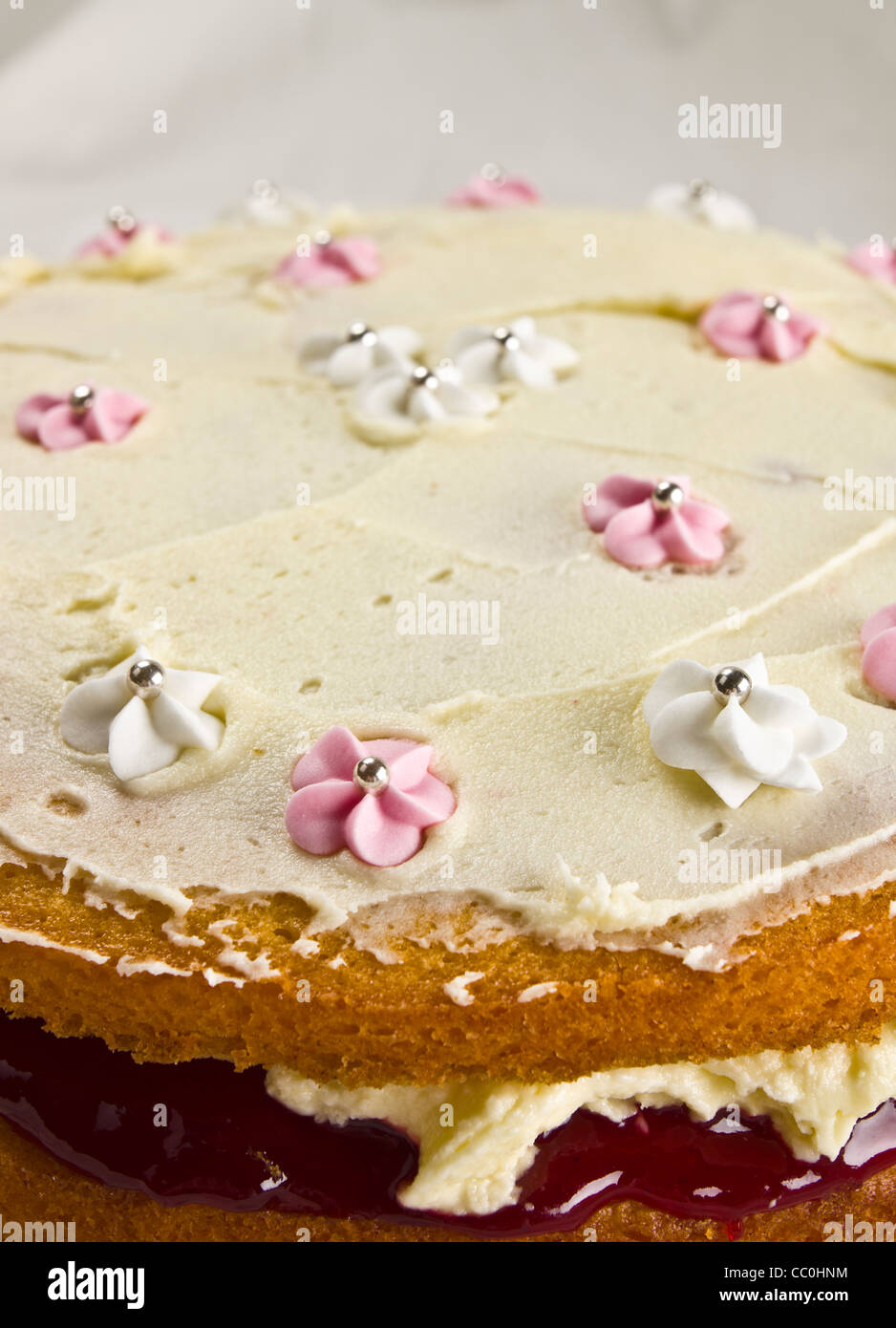 Gâteau éponge Victoria faits maison avec crème au beurre et confiture de framboises le remplissage. Banque D'Images