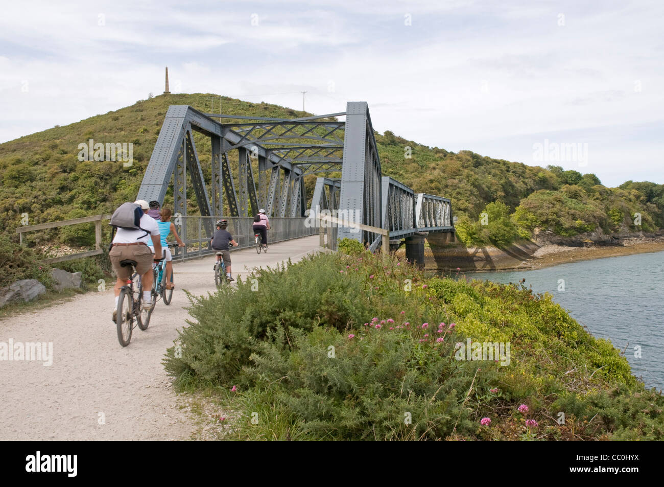 Les cyclistes appréciant les Camel Trail à Little Petherick Creek, près de Padstow. Banque D'Images