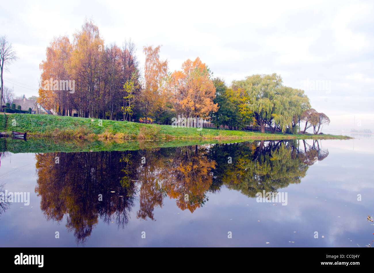 Belle vue sur le lac et les arbres d'automne sur l'autre une réflexion sur l'eau. Fond naturel. Banque D'Images