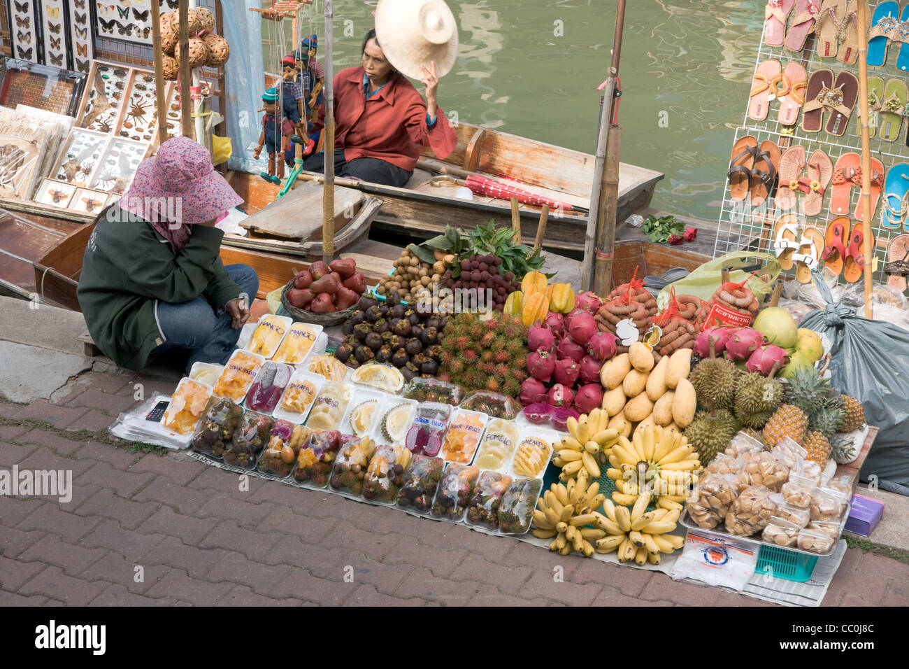 Vendeur de fruits et légumes au marché de l'eau, Bangkok, Thaïlande. Banque D'Images