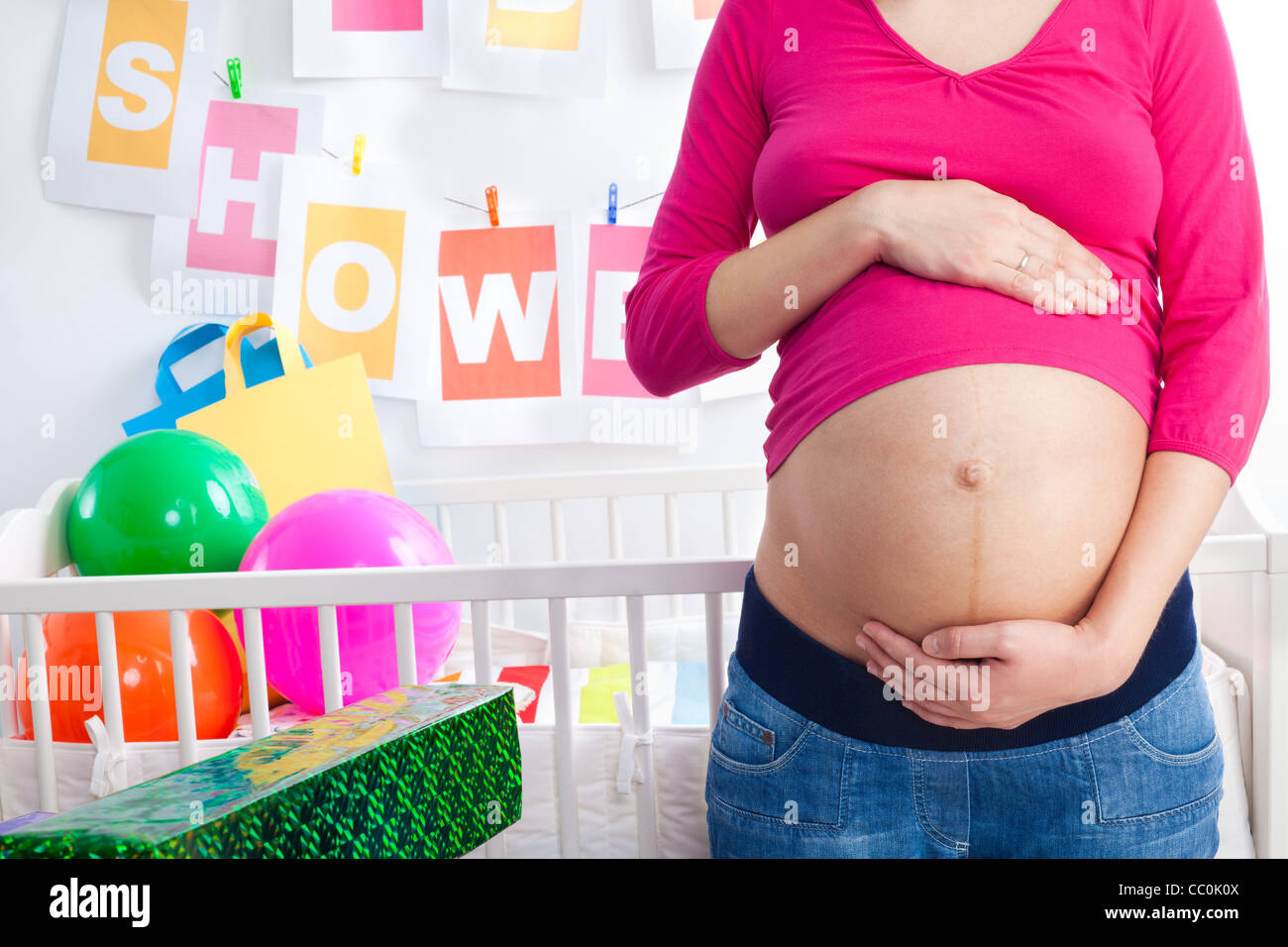 Femme enceinte douche Banque de photographies et d’images à haute résolution Alamy