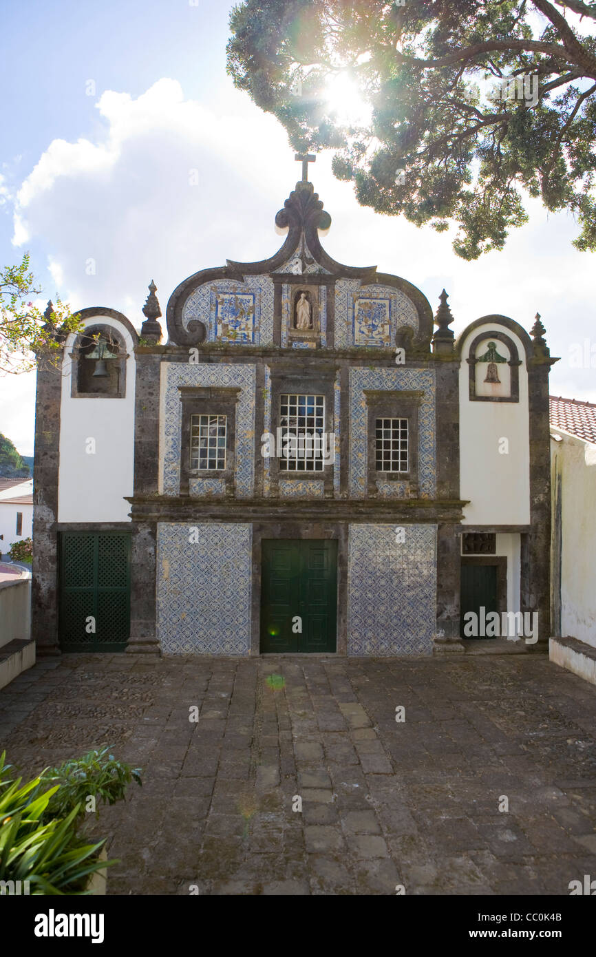 Façade de la chapelle annexe du couvent de Caloura, dédiée à Nossa Senhora das Dores, Caloura, Lagoa, Açores Banque D'Images