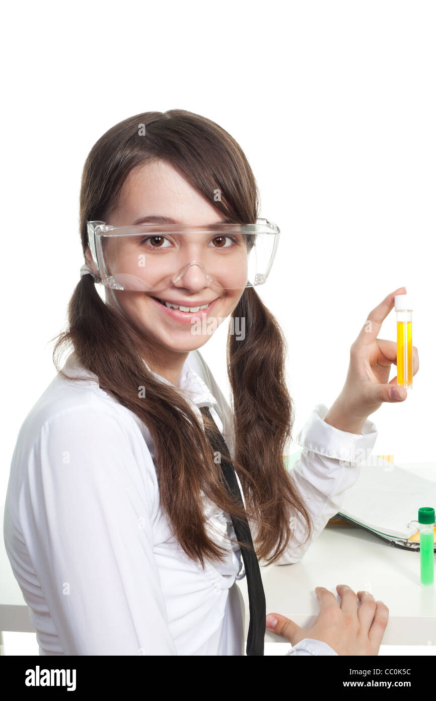 Heureux adolescent étudier la chimie tenant un tube à essai et smiling Banque D'Images