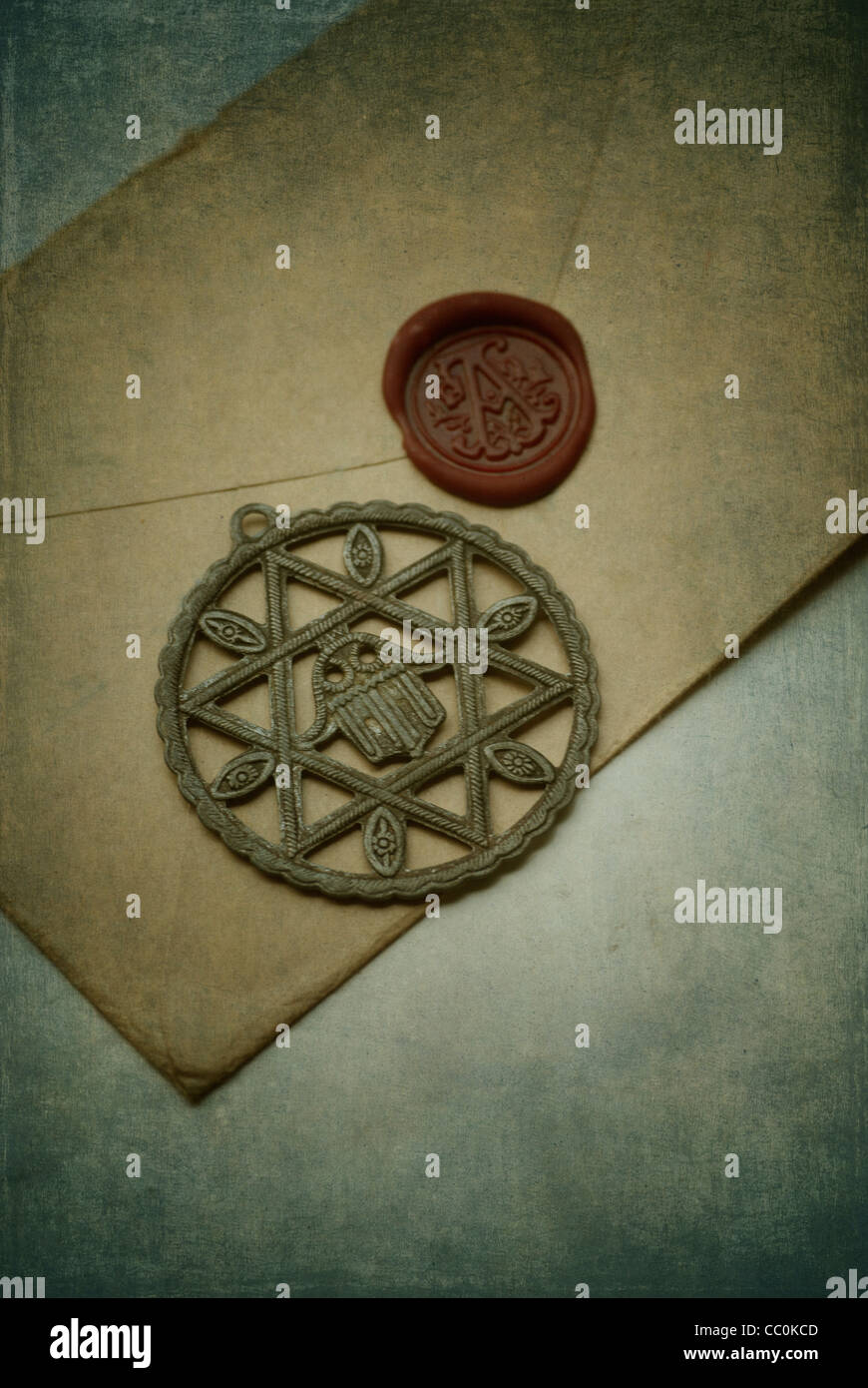 L'étoile de David sur une enveloppe brune scellé avec de la cire rouge Banque D'Images