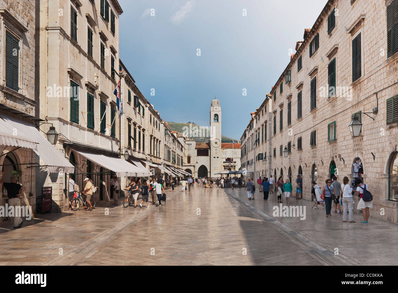 Vue sur la rue commerçante animée et la promenade Stradun, également appelé Placa, Dubrovnik, Dalmatie, Croatie, Europe Banque D'Images