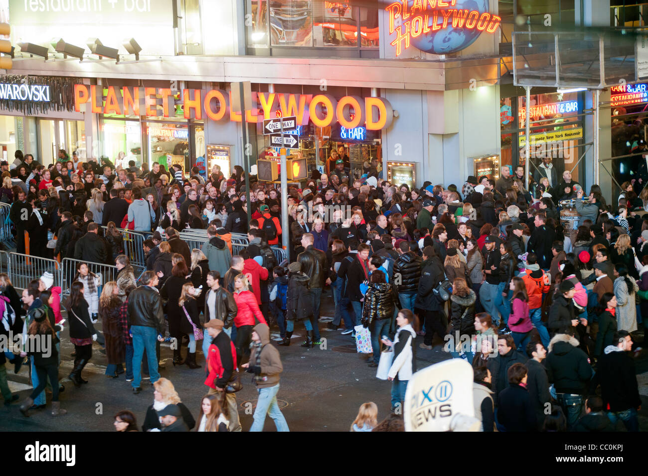 Des milliers et des milliers de touristes pack Times Square la nuit avant le Nouvel An. Banque D'Images
