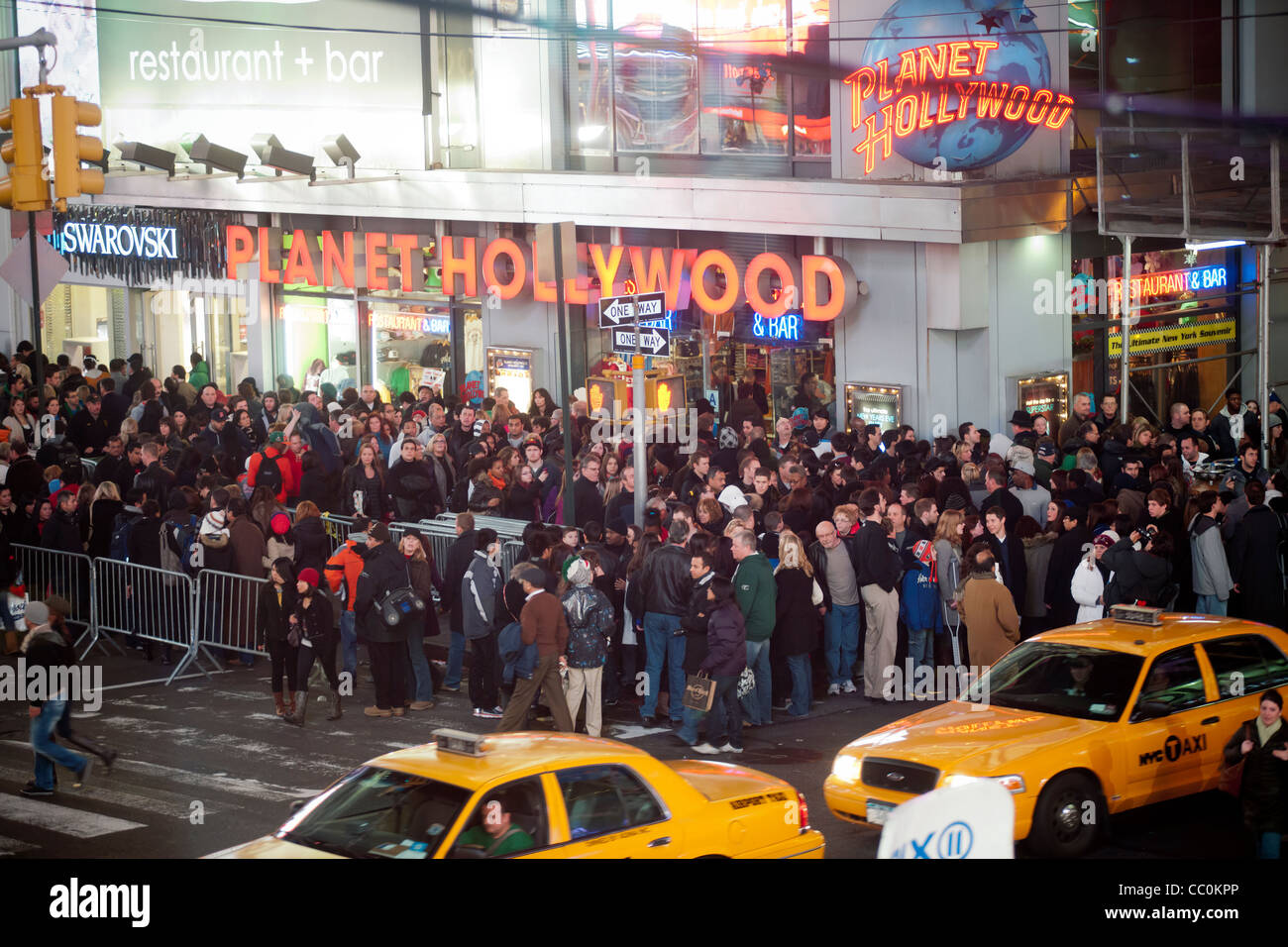 Des milliers et des milliers de touristes pack Times Square la nuit avant le Nouvel An. Banque D'Images