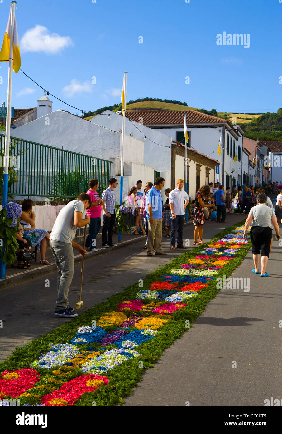 Tapis de fleurs et les pétales dans les rues sur l'île de Sao Miguel aux Açores Banque D'Images