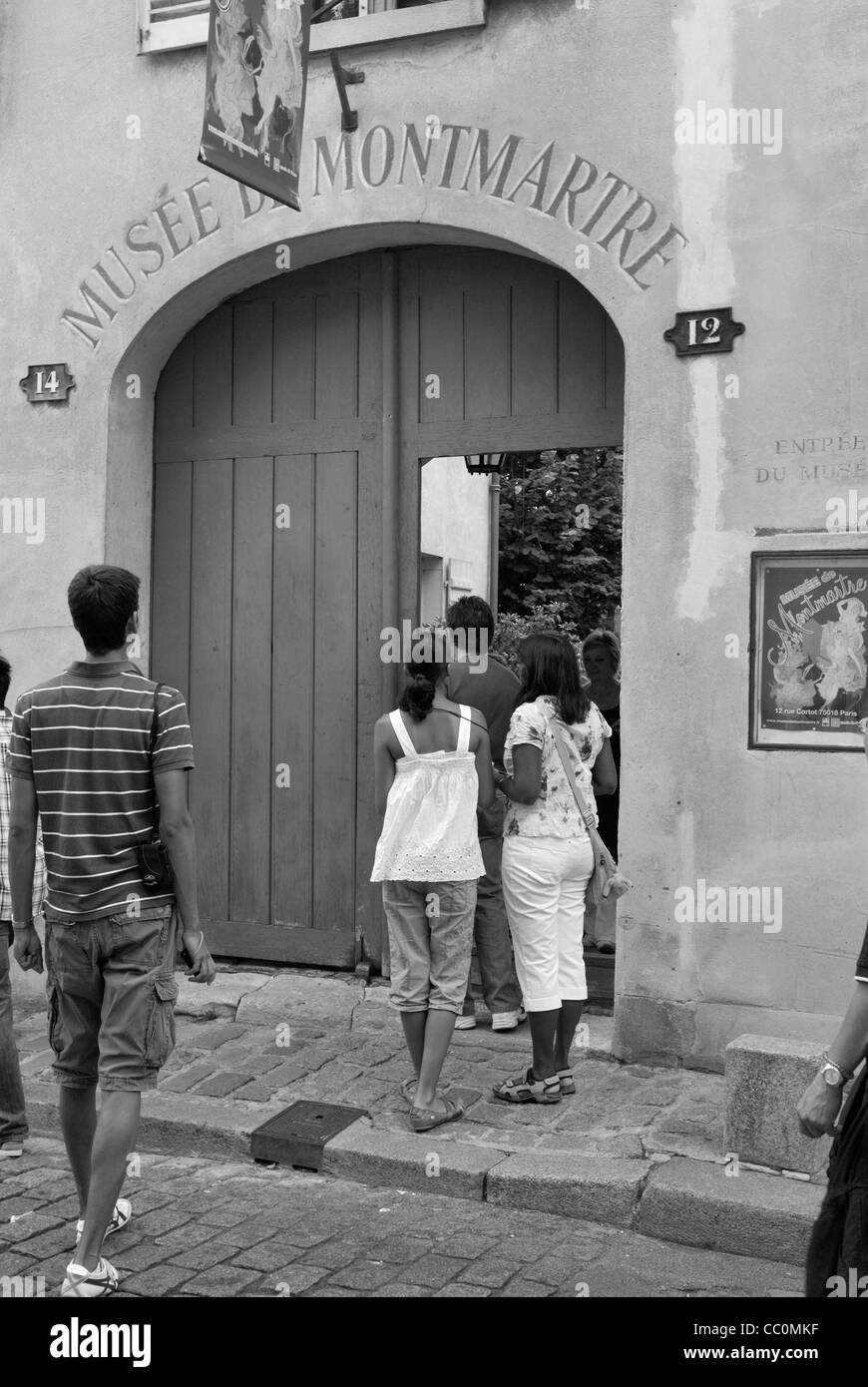 Les touristes entrant dans le musée de Montmartre. Banque D'Images