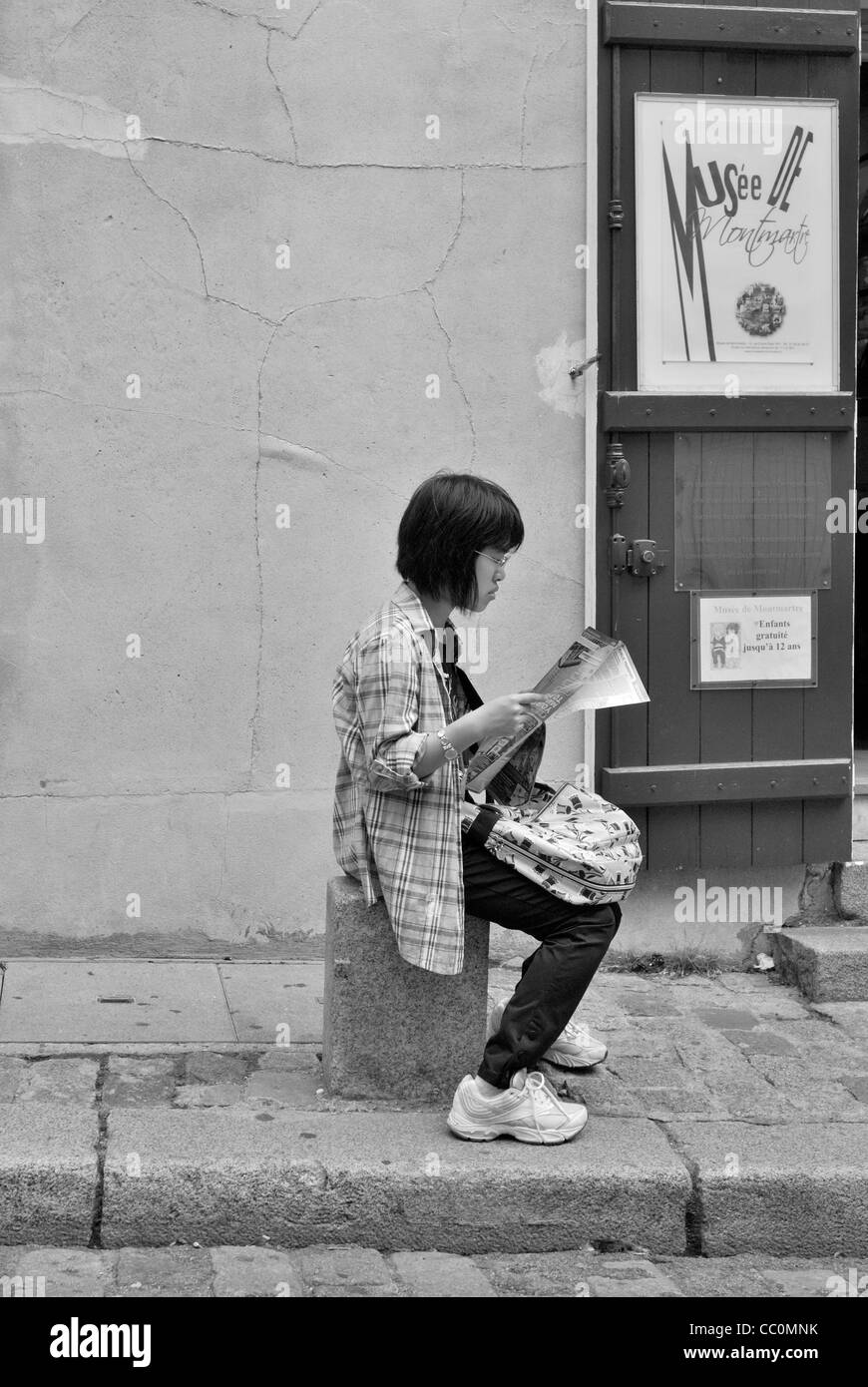 Les touristes à la recherche d'Asie femelle à une carte dans le quartier de Montmartre à Paris. Banque D'Images