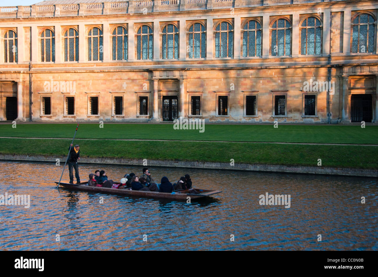 L'Wren Library au coucher du soleil, le Trinity College de Cambridge, avec à l'avant en barque sur la rivière Cam, UK Banque D'Images
