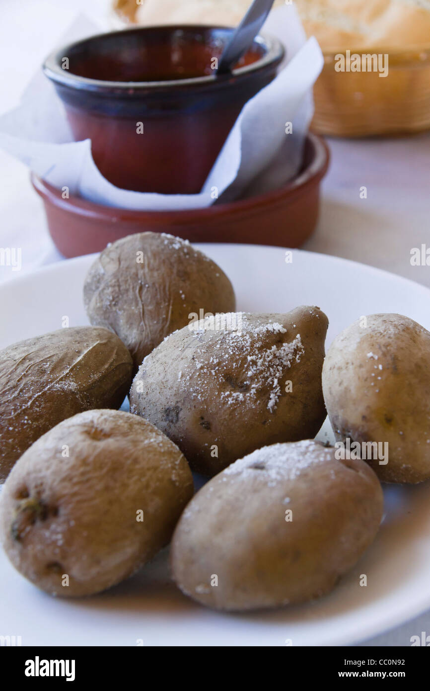 Pommes de terre des Canaries - Papas arrugadas, froissé, les patates bouillies dans du sel de mer forte, sec et cuit servi en peaux salées. Tenerife. Banque D'Images